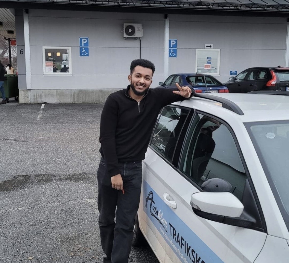 Elev vid Autoklar Trafikskolas bil