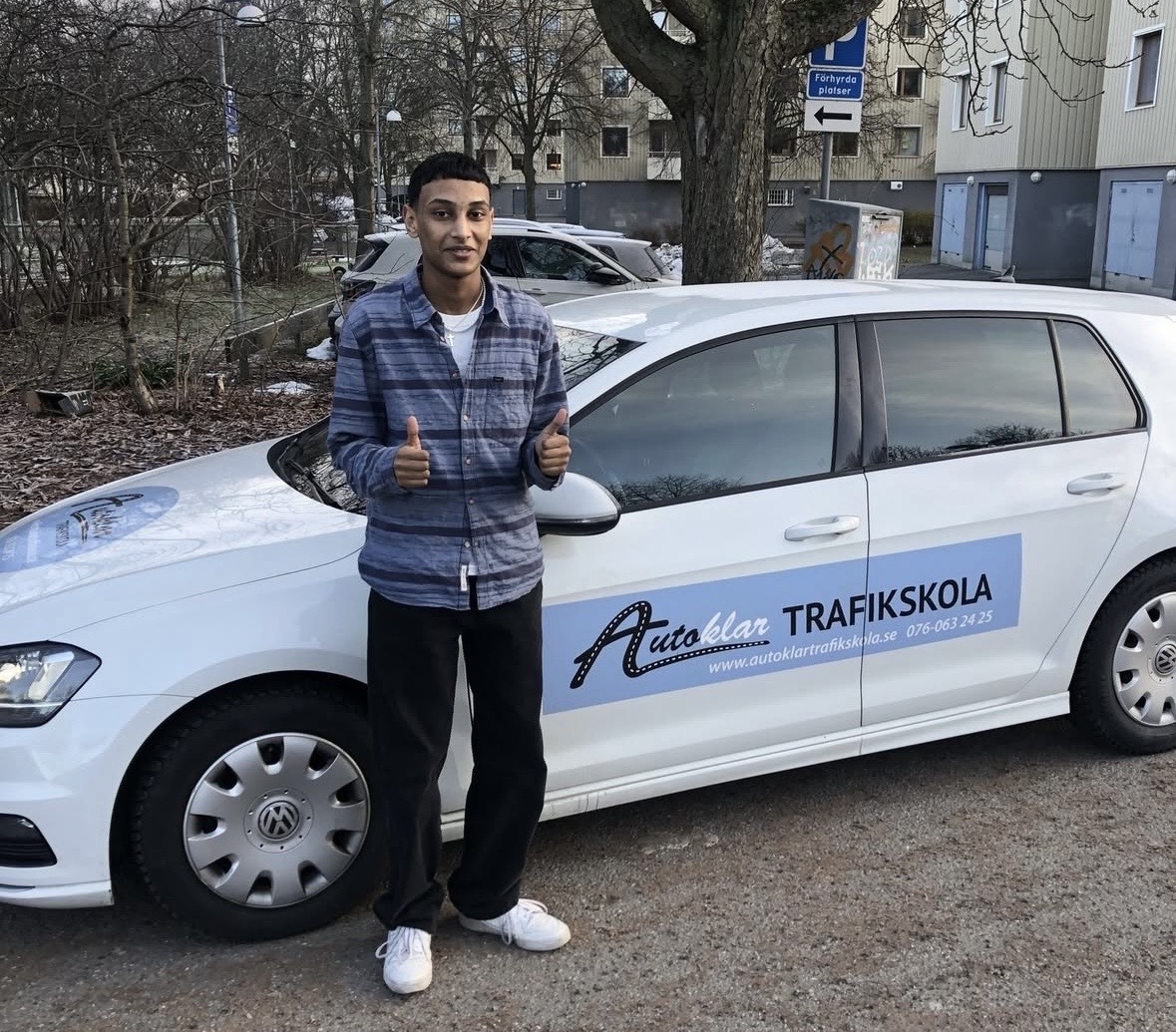 Elev bredvid Autoklar Trafikskolas bil