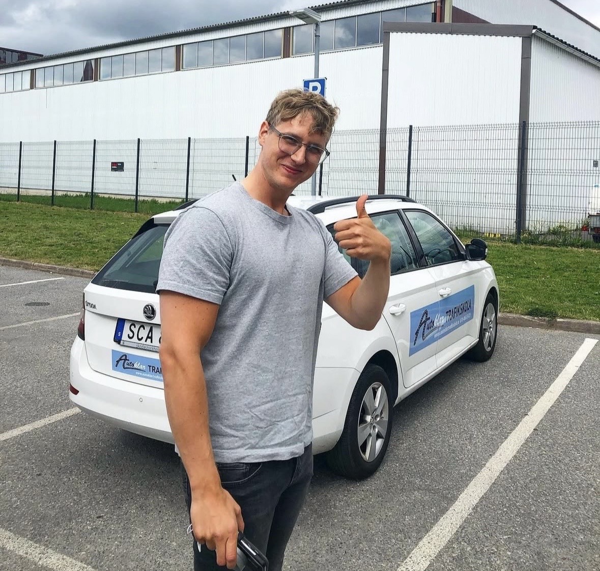 Elev vid Autoklar Trafikskolas bil