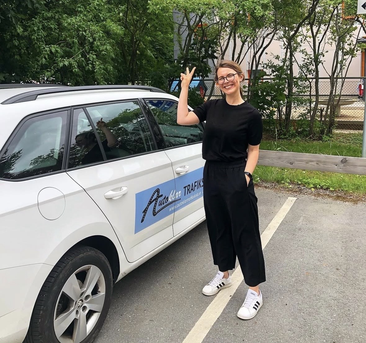 Elev bredvid Autoklar Trafikskolas bil