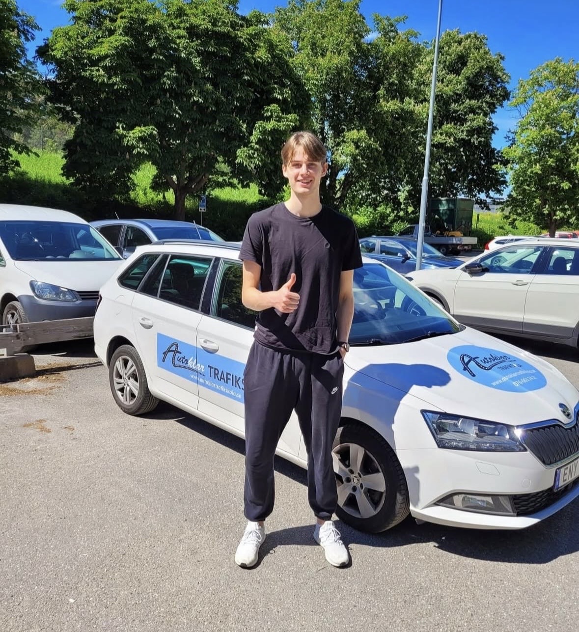 Elev framför Autoklar Trafikskolas bil